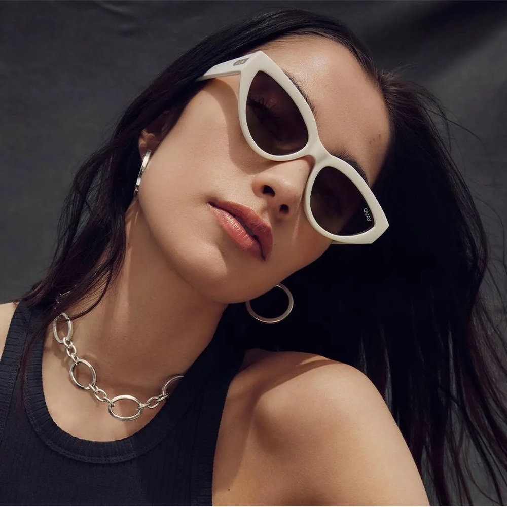 Quay Narrow Down polarized sunglasses in Bone - near mint